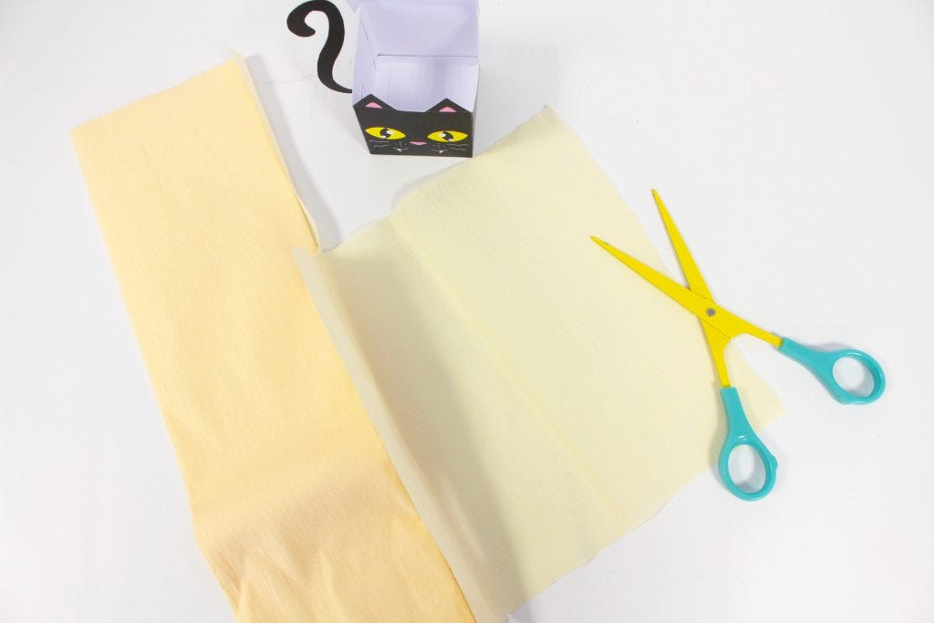 Erschaffe erschreckende Papierbüchsen für Halloween-Süßigkeiten.