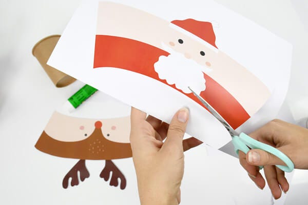 Ein perfekter Workshop, um Eltern und Kinder zum Herstellen von Bechern mit dem Bildnis von Weihnachtssternen zu versammeln!