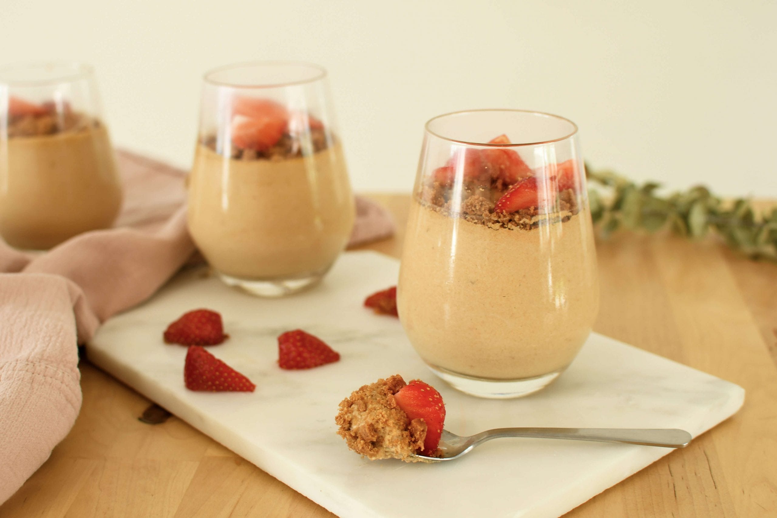 Genießen Sie zum Nachtisch knusprige Spekulatiuskekse und saisonale Erdbeeren in einer cremigen Mousse