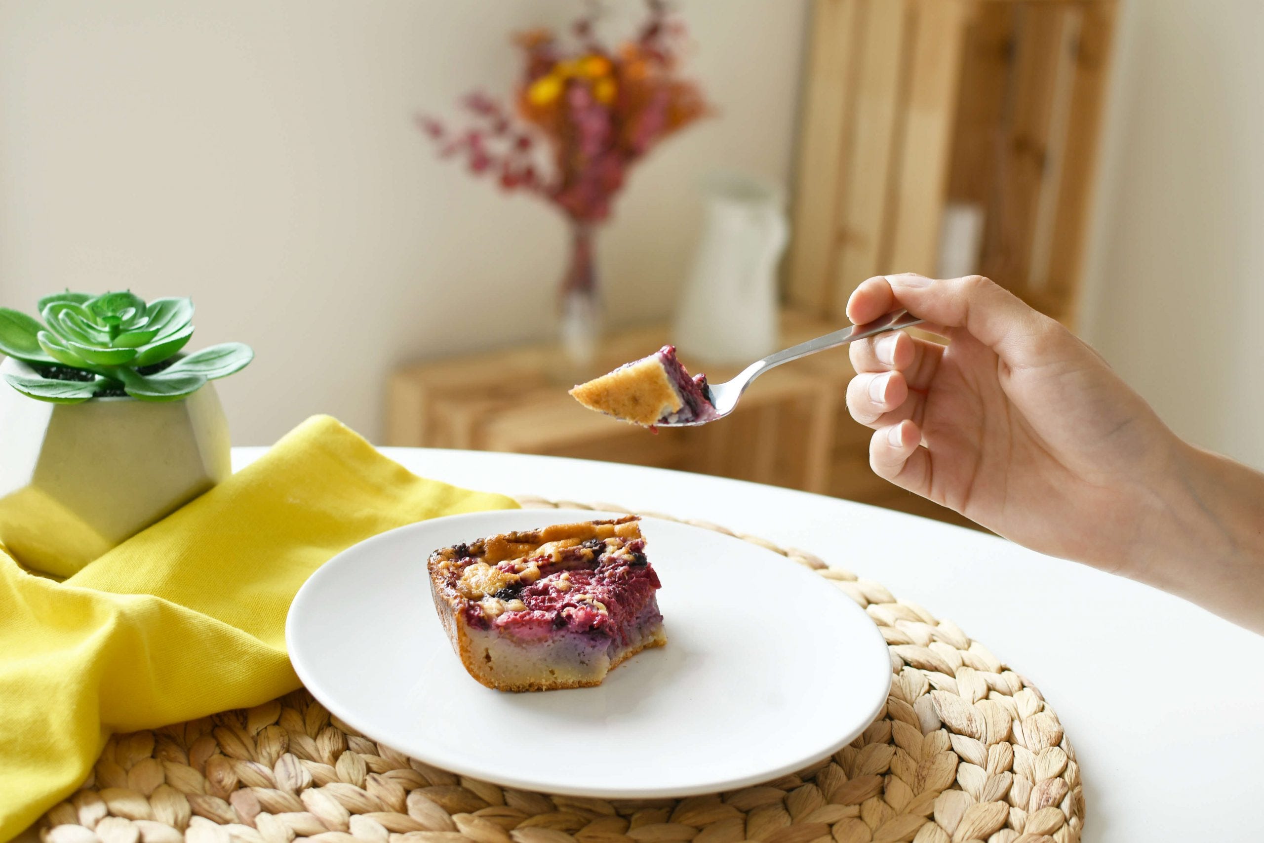 Ein Rezept für einen Obstauflauf mit roten Früchten, welcher kalt oder warm verspeist werden kann.