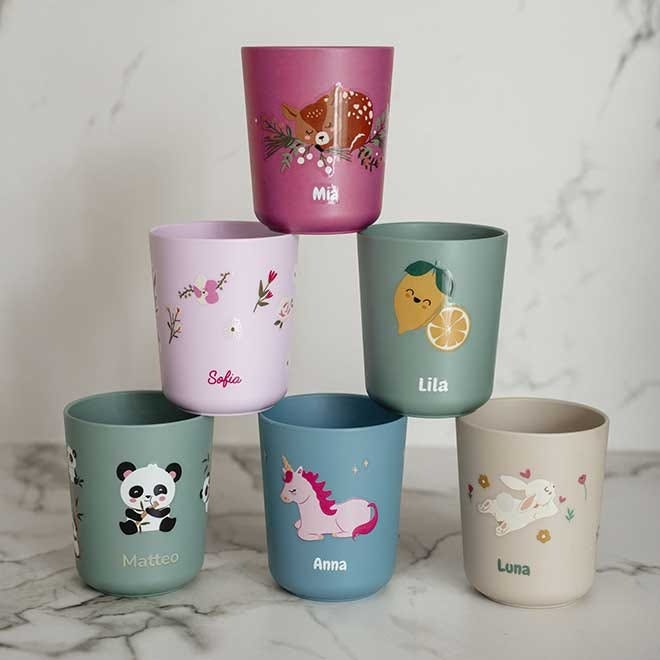 Personalisierter farbiger Becher